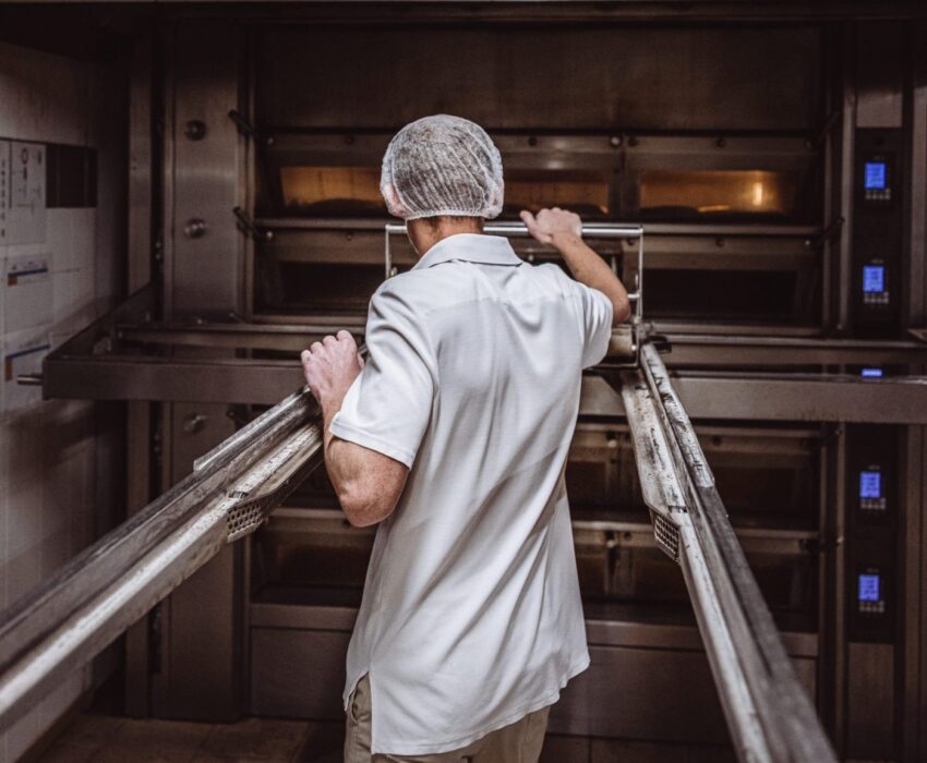 Boulanger préparant le pain
